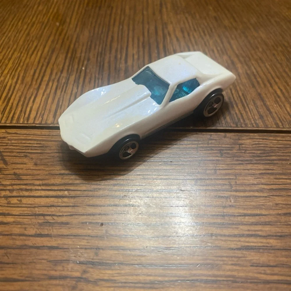 Vintage 1975 Hot Wheels Corvette Stingray  Malaysia White Pearl Blue Windows
